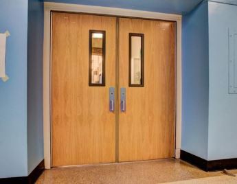 Pintu api kayu dengan kaca